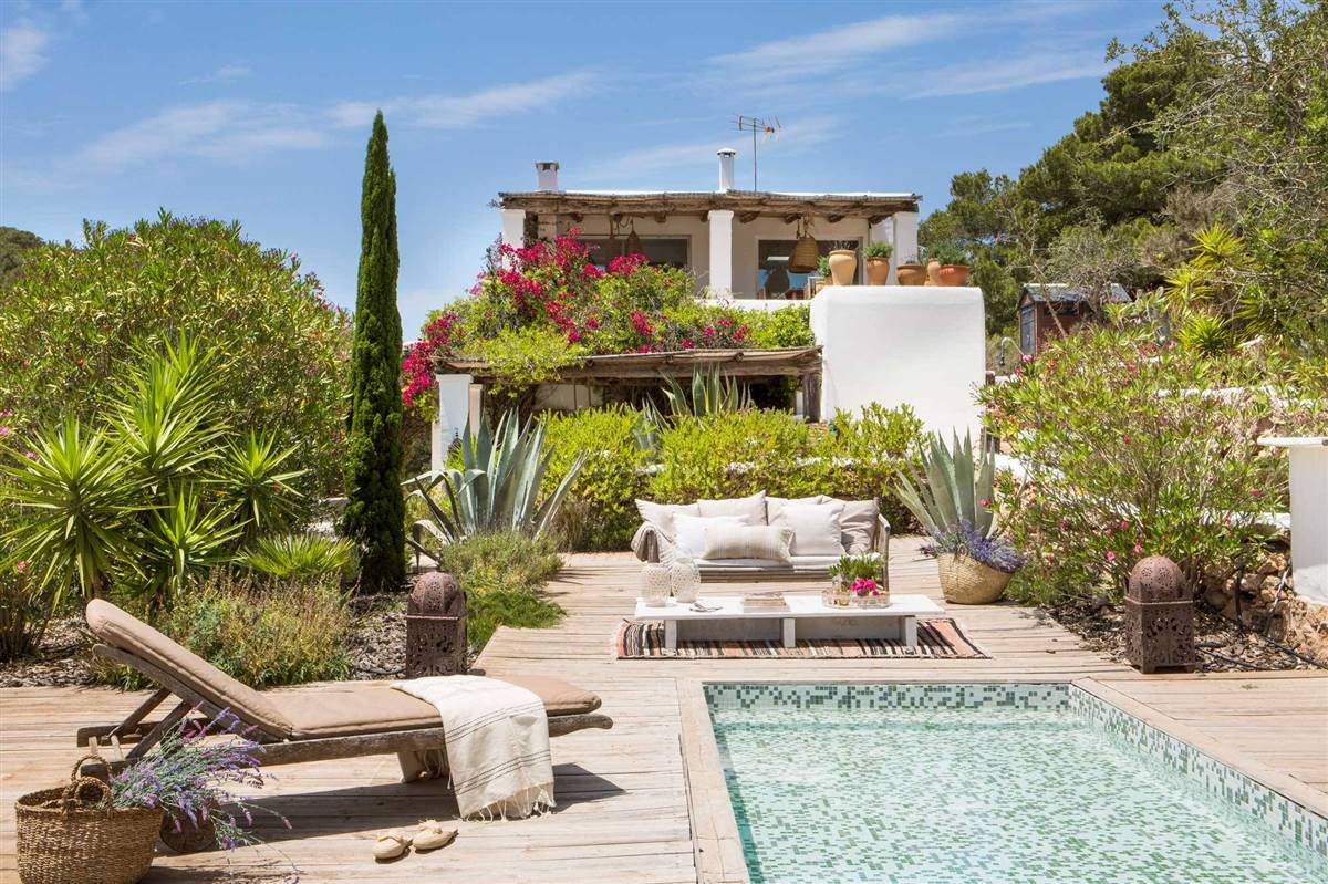 Villa en La Costa del Sol con tumbonas y sofás de jardin