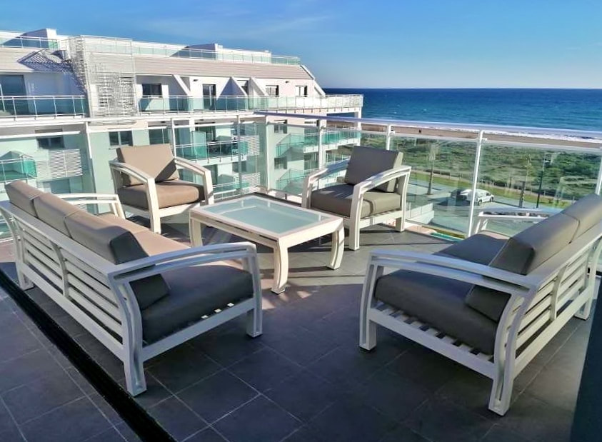 Ático en la costa de Málaga decorado con muebles para todo tipo de climas