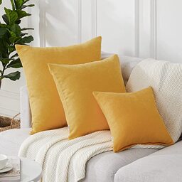 Cojines decorativos en tonos claros  para sofás y sillas