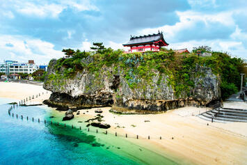 palacio japonés sobre paisaje natural de playa de okinawa