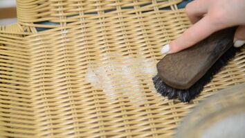limpieza a fondo de butaca de exterior fabricada con fibras naturales