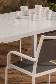 mesa de aluminio para exterior y mesa en color blanco lacado en terraza de benahavis.