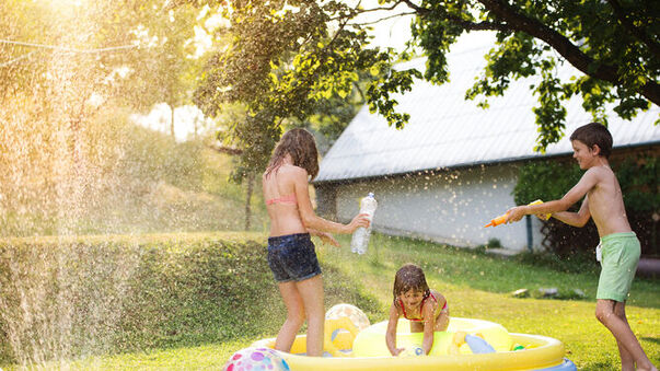 niños jugando con agua y piscina en una villa de sotogrande