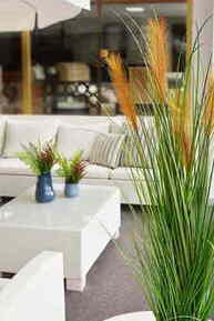 Sofá con tapizado exterior en blanco en tienda de muebles de jardín en Fuengirola