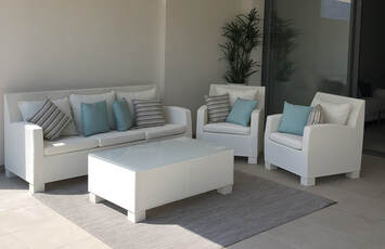 conjunto de muebles de jardin con alfombra de exterior en jardines del mar en sotogrande