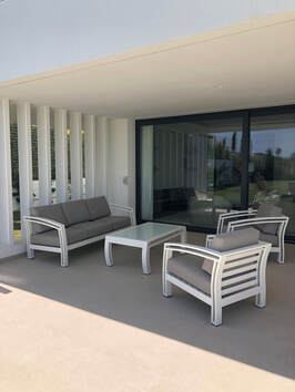 Conjunto de sofás y sillones newave para exterior en una moderna construcción de marbella