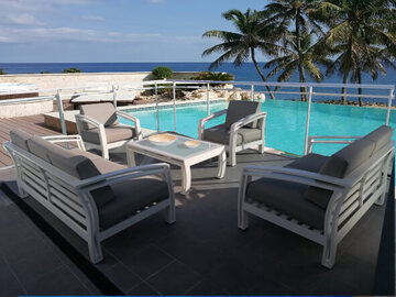 Muebles de terraza en un resort de playa en la Costa del Sol