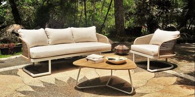 Conjunto de sofa y sillon con mesa de centro de teca en un jardin tropical en Benalmádena, Malaga