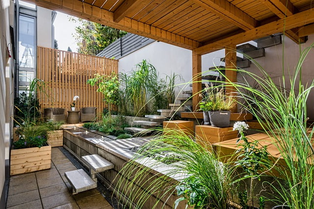penthouse en sotogrande con muebles de madera y plantas naturales