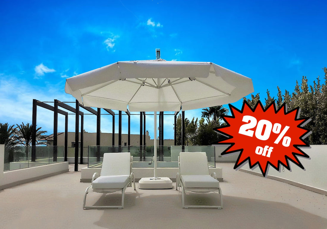 terraza de villa de Benahavis amueblada por dos tumbonas de aluminio blanco y cojines resistentes al agua y parasol orientable y reclinable.