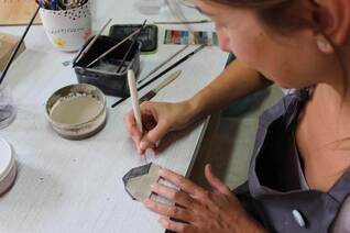 La artista Carme Vicens trabajando en su estudio