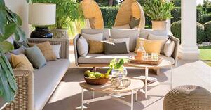 Sofás de mimbre para jardin con mesa de terraza en madera y fibra
