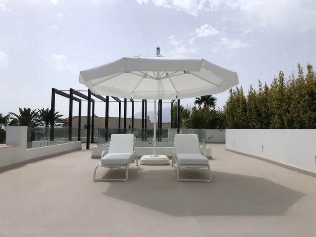 Villa en La Quinta de Benahavis con un parasol orientable y hamacas de jardín con cojines resistentes al agua