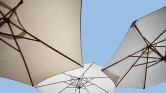 parasoles en oferta en tienda de mobiliario exterior en marbella y estepona