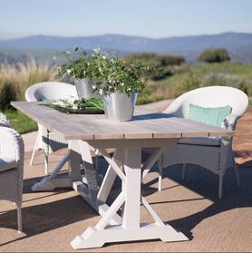 Mesa de jardin con sillas de fibra y alfombra de exterior en la sierra de casares de malaga