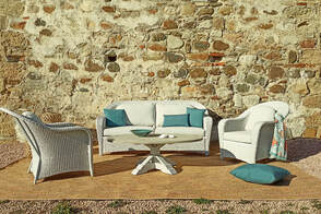 sillones y sofás de jardin con mesa de teca aluminio en la costa de casares