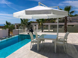 Sombrilla orientable en una villa con piscina  de puerto banus