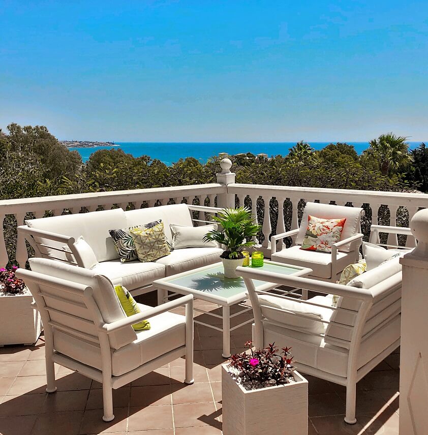 Imagen de Sofas de exterior en una terraza en Andalucia